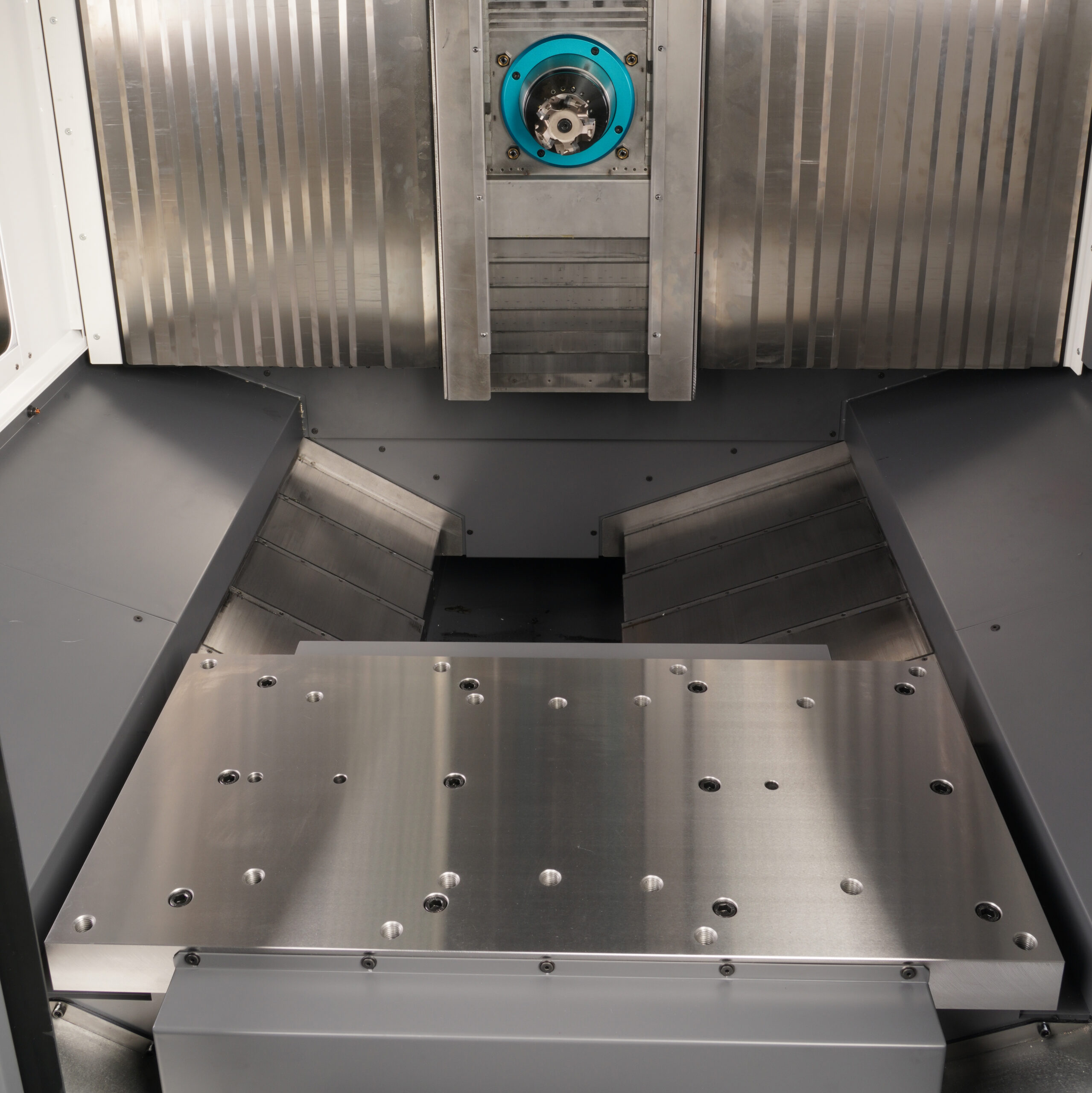 The center trough of Sugino HC30a horizontal machining center for excellent chip evacuation